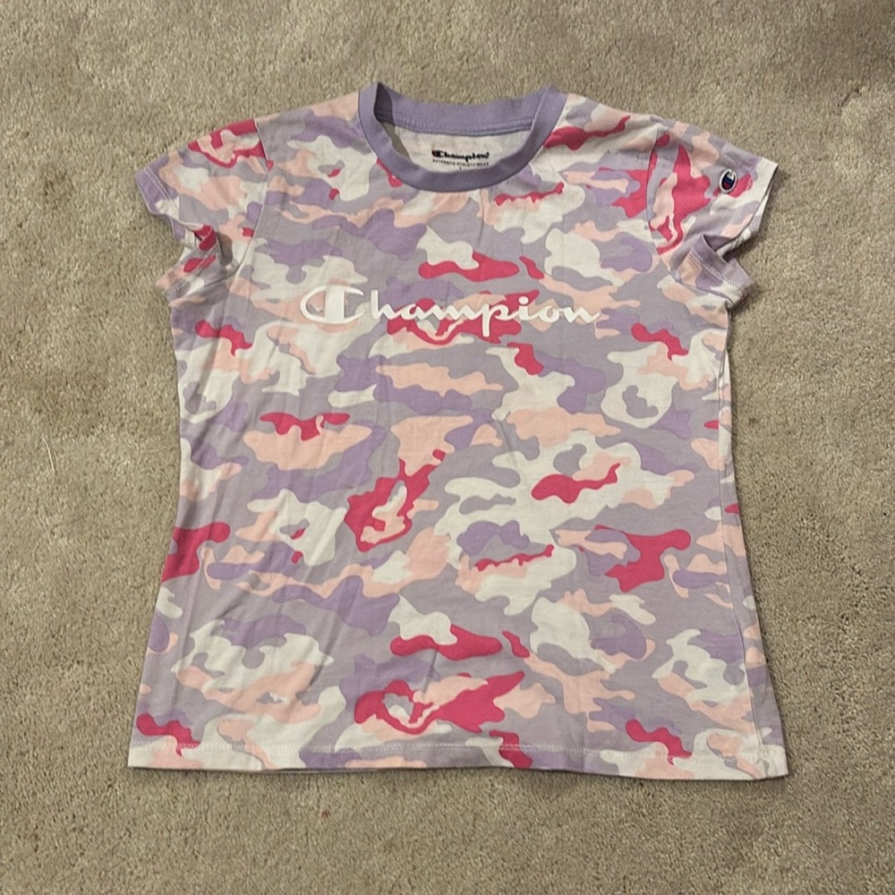 Adorable camo colored tee 🩷💜🤍